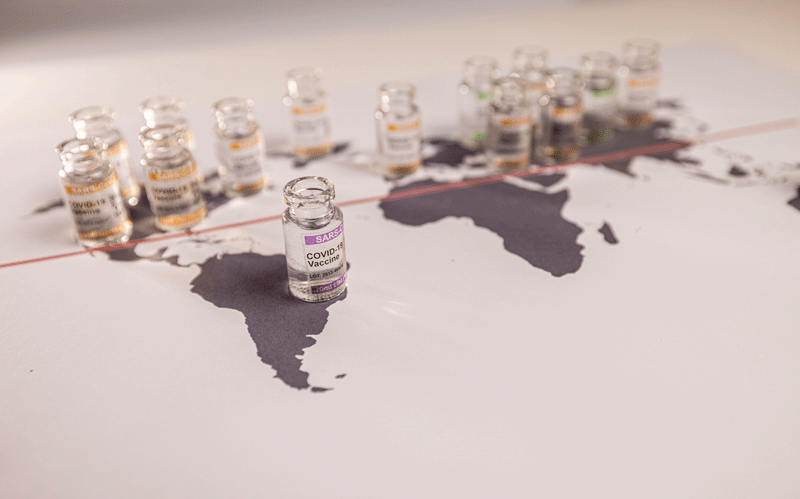Impfdosen auf Weltkarte FrankyDeMeyer